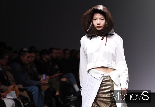 [머니S포토] 2019 F/W 서울패션위크 ''MAXXI J' 화려한 런웨이
