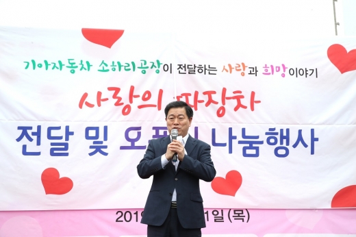 광명시(시장 박승원)는 21일 광명시사회복지협의회-광명희망나기운동본부 (회장 이상재)와 기아자동차 소하리공장(김선한 공장장)이 한국SNS연합회(오종현 대표)에 사랑의 짜장차를 전달했다. / 사진제공=광명시