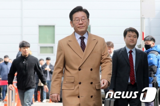 이재명 경기도지사가 지난 21일 오후 경기도 성남시 수원지방법원 성남지원에서 열리는 12차 공판에 출석하고 있다. / 사진=뉴스1