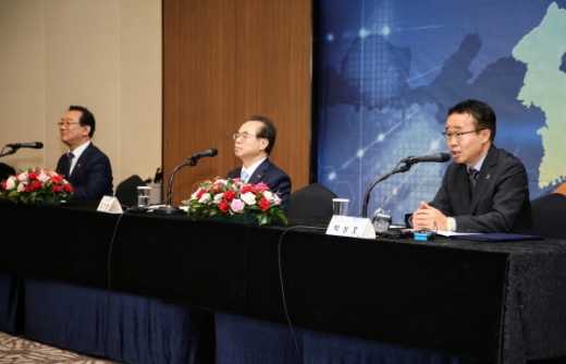송철호 울산시장, 오거돈 부산시장, 박성호 경남도지사 권한대행(왼쪽부터)./사진제공=경남도
