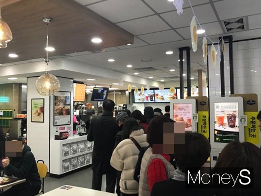[머니S포토] 맥도날드 '맥모닝 데이' 이벤트 시작 전부터 '북적'