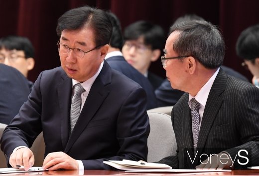 [머니S포토] 현대자동차 주총, 논의하는 이원희 사장
