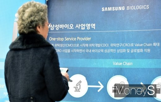 [머니S포토] 삼성바이오로직스 주주총회, 생각에 잠긴 주주