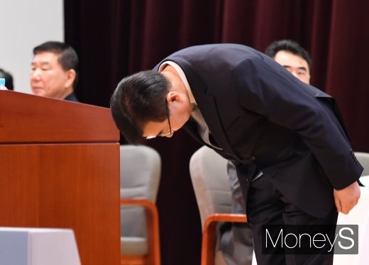 [머니S포토] 현대차 주주들에게 인사하는 이원희 사장