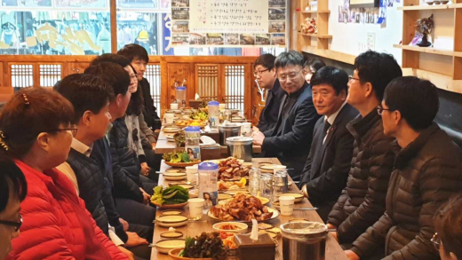 전통시장 활성화를 위해 방문 회의를 진행하고있는 최용덕 동두천 시장. / 사진제공=동두천시