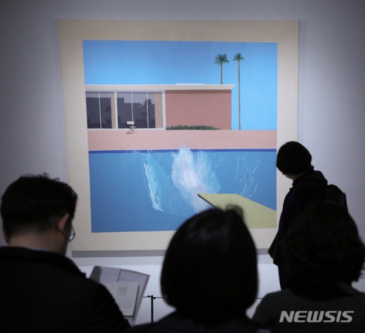 21일 오후 서울 중구 서소문동 서울시립미술관에서 열린 데이비드 호크니 전시 기자간담회에서 참석자들이 전시작품을 보고 있다. /사진=뉴시스