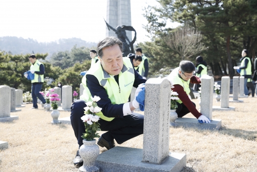박차훈 새마을금고중앙회장을 비롯한 직원들이 동작구 국립서울현충원에서 묘역정화 작업을 하고 있다. /사진=새마을금고중앙회