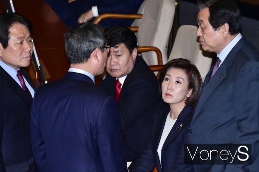 [머니S포토] 의견 나누는 한국당 의원들