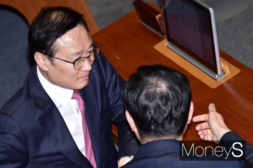 [머니S포토] 국회 대정부 질문, 의견 나누는 홍영표