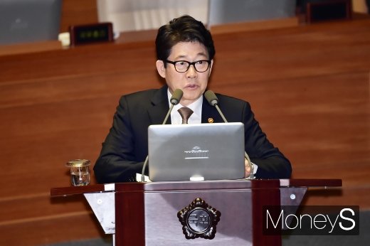 [머니S포토] 미세먼지 답변하는 조명래 장관