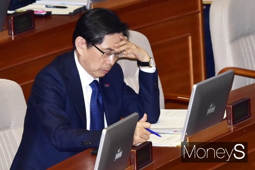 [머니S포토] 사회·교육·문화 관련 대정부질문, 고심하는 박상기