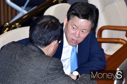 [머니S포토] 국회 대정부 질문, 의견 나누는 주승용