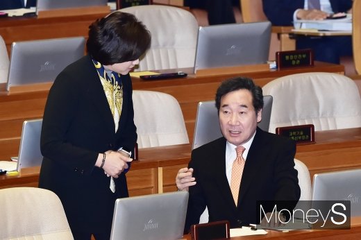 [머니S포토] 대정부 질문, 의견 나누는 이낙연-유은혜