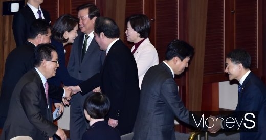 [머니S포토] 대정부질문 마지막날, 인사 나누는 정부 인사들