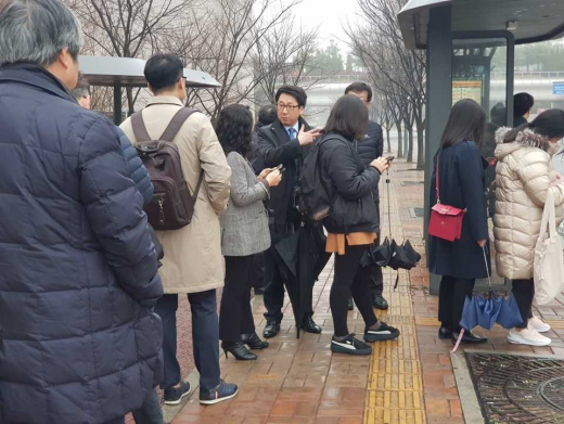 운정신도시 광역버스 현장 체험을 하며 시민의 요구사항을 듣고 있는 최종환 파주시장. / 사진제공=파주시