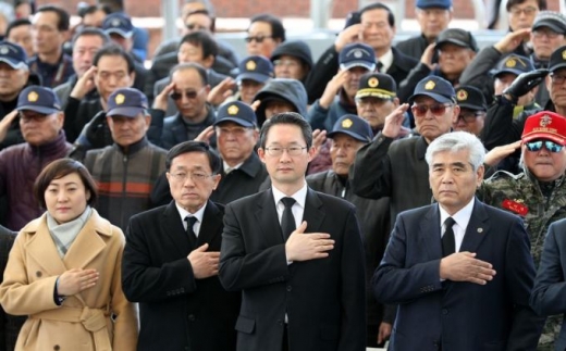 22일 오전 수원 제1야외음악당에서 열린 제4회 서해수호의 날 기념식에서 김희겸 경기도 행정1부지사가 참석자들과 국민의례를 하고 있다. / 사진제공=경기도