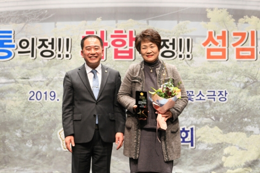김영자(오른쪽) 여주시의회 부의장이 의정활동 우수의원상을 받은 뒤 기념촬영하고 있다. / 사진제공=여주시의회
