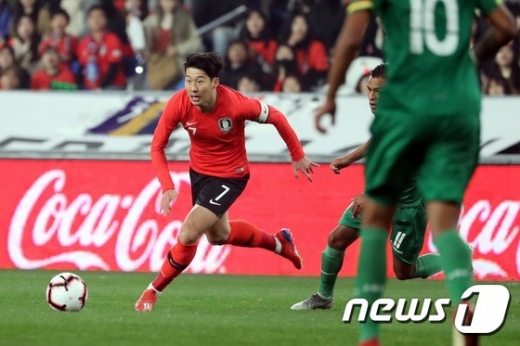 22일 오후 8시 울산 문수축구경기장에서 열린 볼리비아와의 친선 경기서 아쉬운 기회를 날렸던 대한민국의 손흥민(왼쪽). /사진=뉴스1