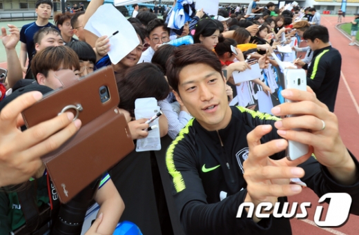 22일 오후 8시 울산 문수축구경기장에 열린 볼리비아와의 친선 경기서 헤딩골을 터뜨린 대한민국의 이청용. /사진=뉴스1