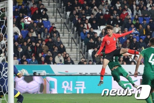 22일 오후 8시 울산 문수축구경기장에서 피파랭킹 60위의 볼리비아와의 친선전에서 결승 헤딩골을 넣은 대한민국의 이청용. /사진=뉴스1
