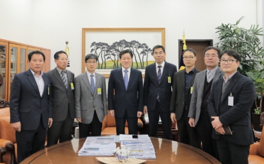 노영식 남해부군수와 김기채 여수시 건설교통국장 등 관계공무원이 주승용 국회부의장을 만나 남해~여수 간 영호남해저터널 조기추진 필요성을 설명했다./사진제공=남해군