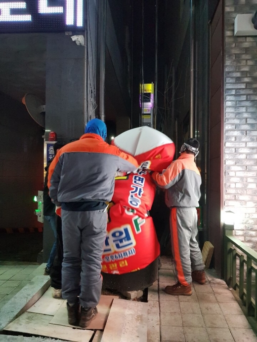 ▲ 21일 화성시 향남1·2 택지지구 불법 유동광고물 합동 정화활동 모습. / 사진제공=화성시