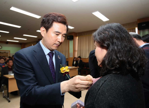 ▲ 입학생들에게 대학교 배지를 달아주고 있는 서철모 화성시장. / 사진제공=화성시
