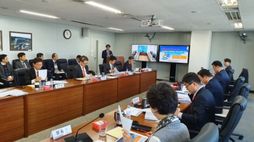 한국동서발전 이사진들이 안전분야 점검을 위한 이사회를 진행하고 있다./사진제공=한국동서발전