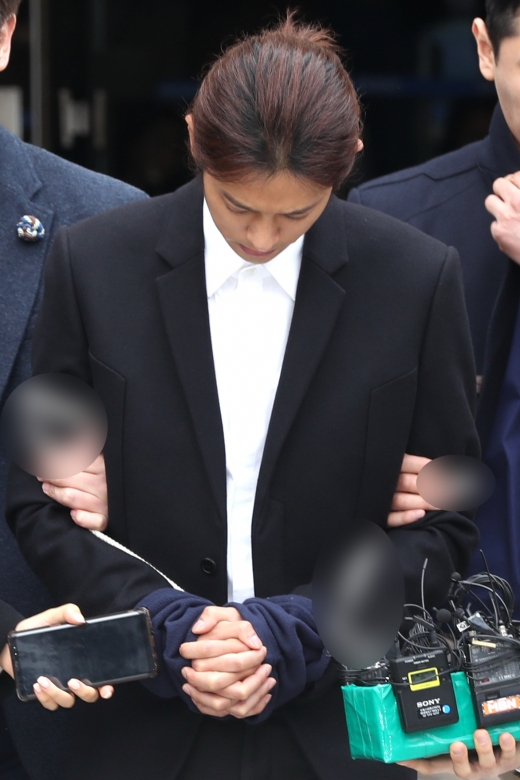 포승줄에 묶인 정준영. 그는 성관계 동영상을 몰래 촬영하고 유포한 혐의에다 증거인멸 정황까지 드러나게 됐다. /사진=이기범기자
