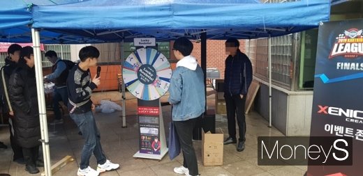 관람객들이 제닉스 럭키룰렛 이벤트를 진행하고 있다. /사진=채성오 기자