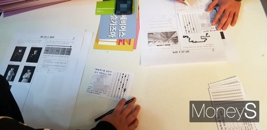 카트리그 영역을 풀고 있는 관람객들. /사진=채성오 기자