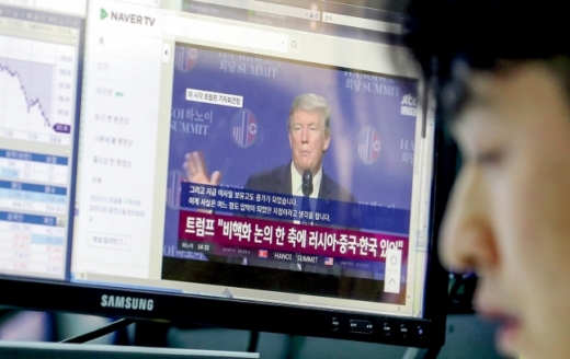 지난달 28일 남북경협주가 급등락을 보인 명동 KEB하나은행 본점 딜링룸. /사진=뉴시스