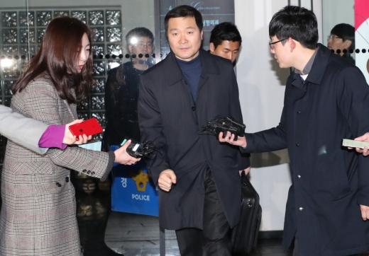 이부진 호텔신라 사장의 프로포폴 상습 투약 의혹을 수사 중인 경찰이 투약 장소로 지목된 서울 강남구 청담동의 한 병원을 압수수색한 뒤 24일 새벽 압수품을 담은 박스를 들고 차량으로 이동하고 있다. / 사진=뉴스1 허경 기자