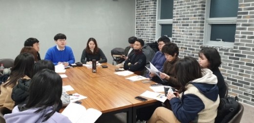 ▲ 고양시가 추진중인 청취다방(청년들의 취업과 소통을 위한 수다방)에서 청년들이 대화를 나누고 있다. /고양시 제공