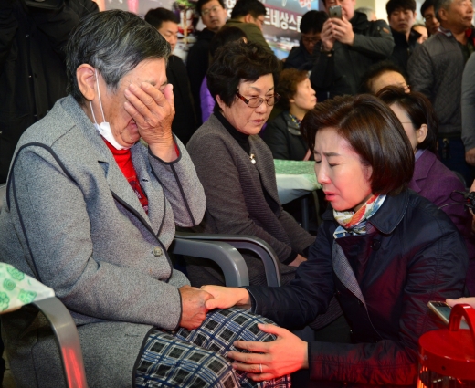 나경원 한국당 원내대표가 24일 오전 지진 피해 대피소인 경북 포항시 북구 흥해읍 실내체육관에서 이재민을 위로하는 모습. /사진=뉴스1 최창호 기자 