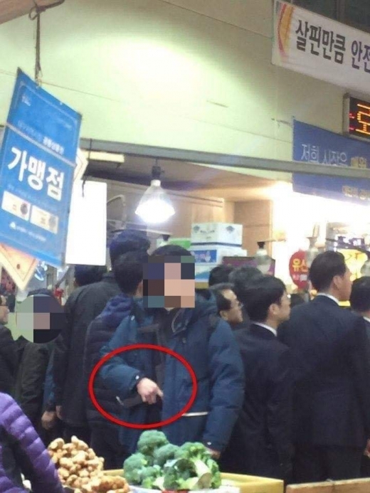 문재인 대통령의 대구 칠성종합시장 방문 당시 청와대 경호원이 기관총을 들고 경호를 선 모습. /사진=하태경 의원 페이스북 