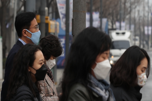 마스크를 쓰고 출근하는 시민들 모습. /사진=뉴시스 박미소 기자