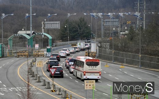 남북연락공동사무소 남측 관계자들이 25일 파주 경의선 남북출입사무소에서 개성으로 출경을 하고 있다.
