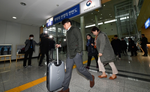 남북연락공동사무소 남측 관계자들이 25일 파주 경의선 남북출입사무소에서 개성으로 출경을 하고 있다.
