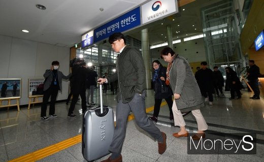 남북연락공동사무소 남측 관계자들이 오늘(25일) 파주 경의선 남북출입사무소에서 개성으로 출경을 하고 있다. /사진=사진공동취재단