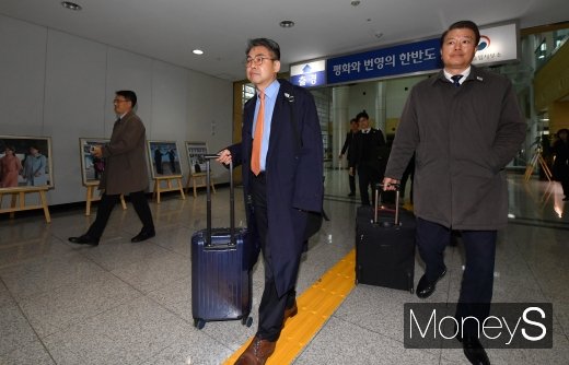 김창수 남북공동연락사무소 사무처장 겸 부소장(왼쪽)을 비롯한 남측 직원들이 25일 파주 경의선남북출입사무소에서 개성으로 출경을 하고 있다. /사진=사진공동취재단