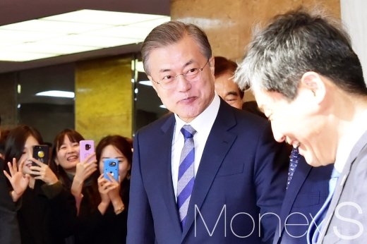 '2019 예산안' 관련 시정연설을 마친 문재인 대통령이 지난해 11월1일 여의도 국회를 나서고 있다./사진=사진공동취재단