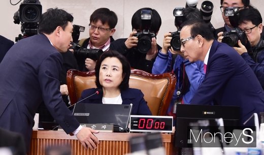 [머니S포토] 최정호 인사청문회, 의견 나누는 박순자-윤관석-박덕흠