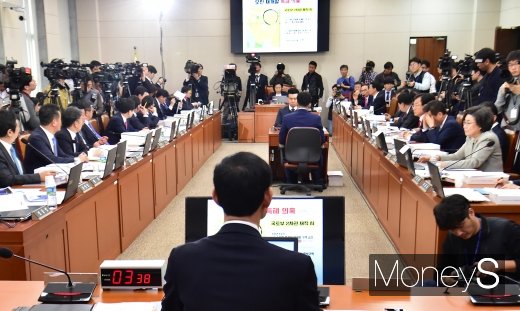 [머니S포토] 특혜의혹 관련 참고자료 보는 최정호 후보자