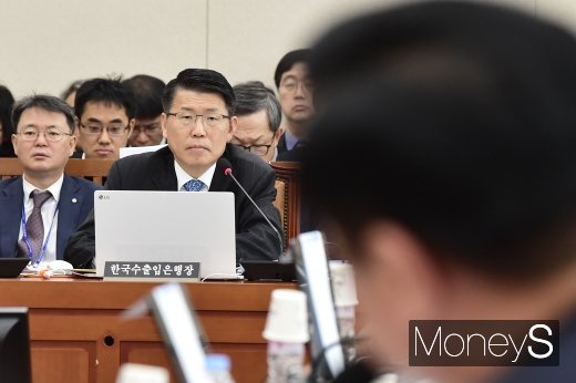 [머니S포토] 질의 경청하는 은성수 수출입은행장
