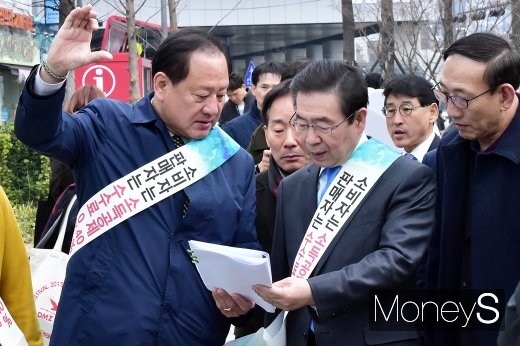 [머니S포토] 제로페이 관련 경의선 숲길 찾은 박원순과 유동균