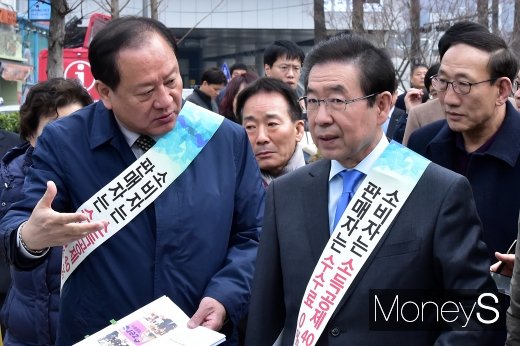 [머니S포토] 박원순-유동균, 제로페이 의견 교환
