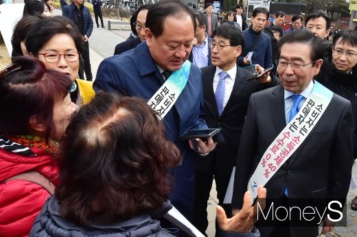 [머니S포토] 시민의 소리 경청하는 박원순 시장