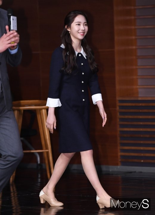 [머니S포토] 최다빈 '오늘은 스케이트 대신 구두 신고'