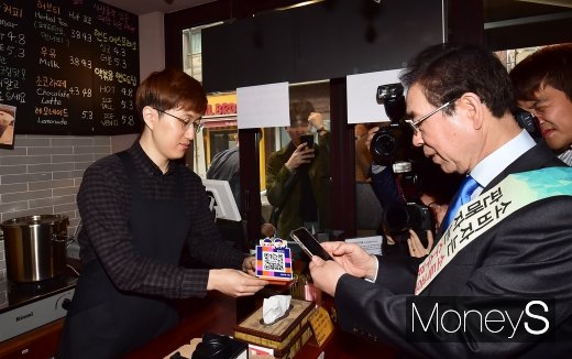 [머니S포토] 박원순 시장, 카페도 제로페이로 결제